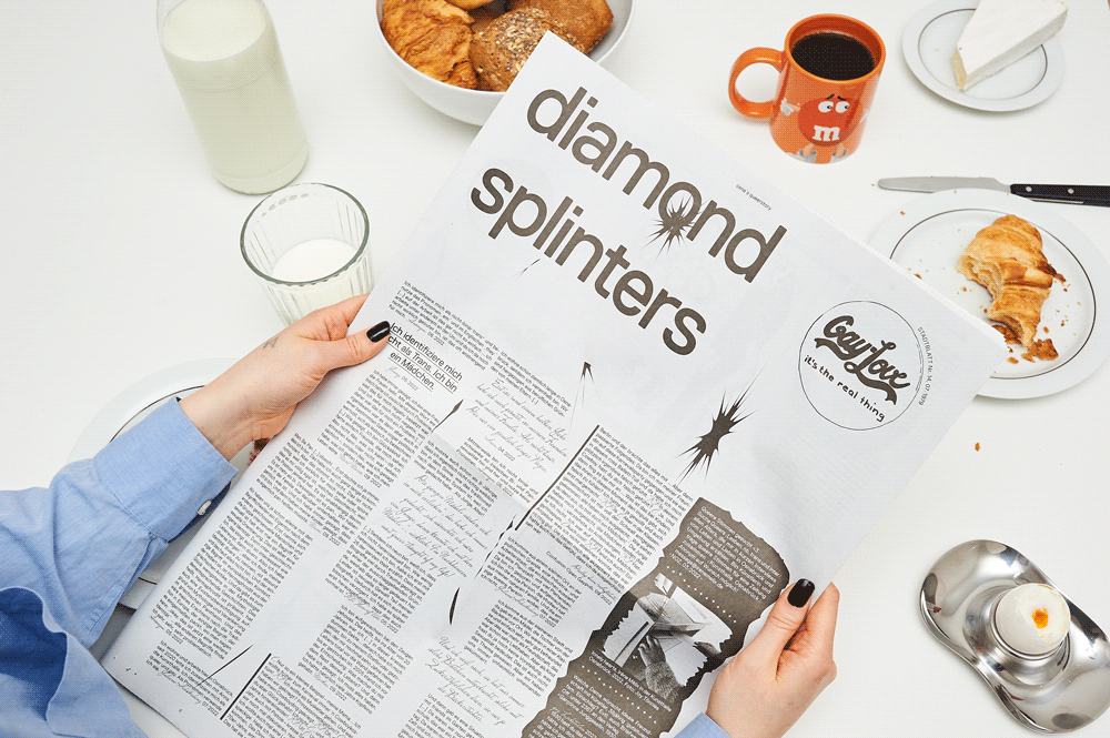 Person liest Zeitung am Frückstückstisch